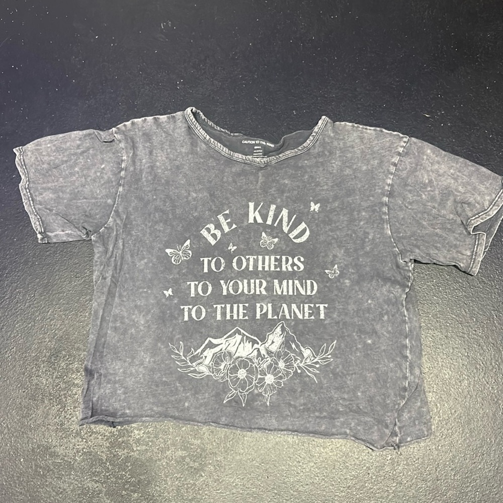 This shirt is a little crop but not to much.